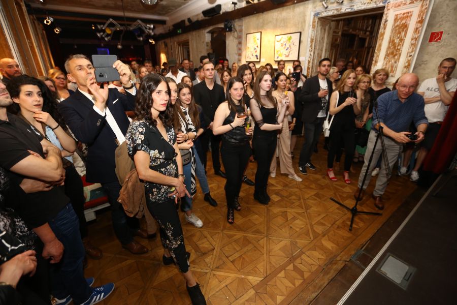 Érzelmeink és játszmáink elevenednek meg a most debütáló Haraszti Blanka mixed art alkotásain - STYLENEWS - Kultúr-kitérő - bródy studios, festészet, haraszti blanka, kiállítás, 