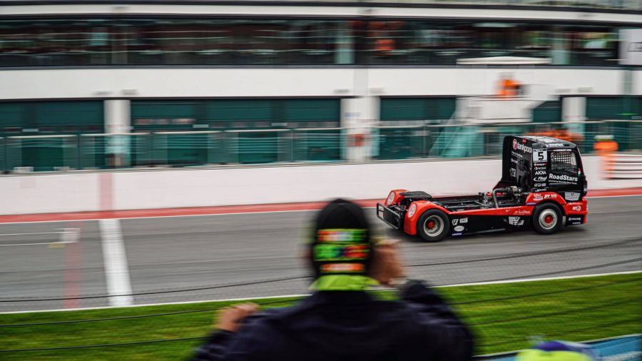 Dobogóval hálálná meg szurkolóinak a biztatást Kiss Norbert a Hungaroringen - STYLENEWS - Aktuális - kamion, kamion eb, kiss norbi, verseny, 