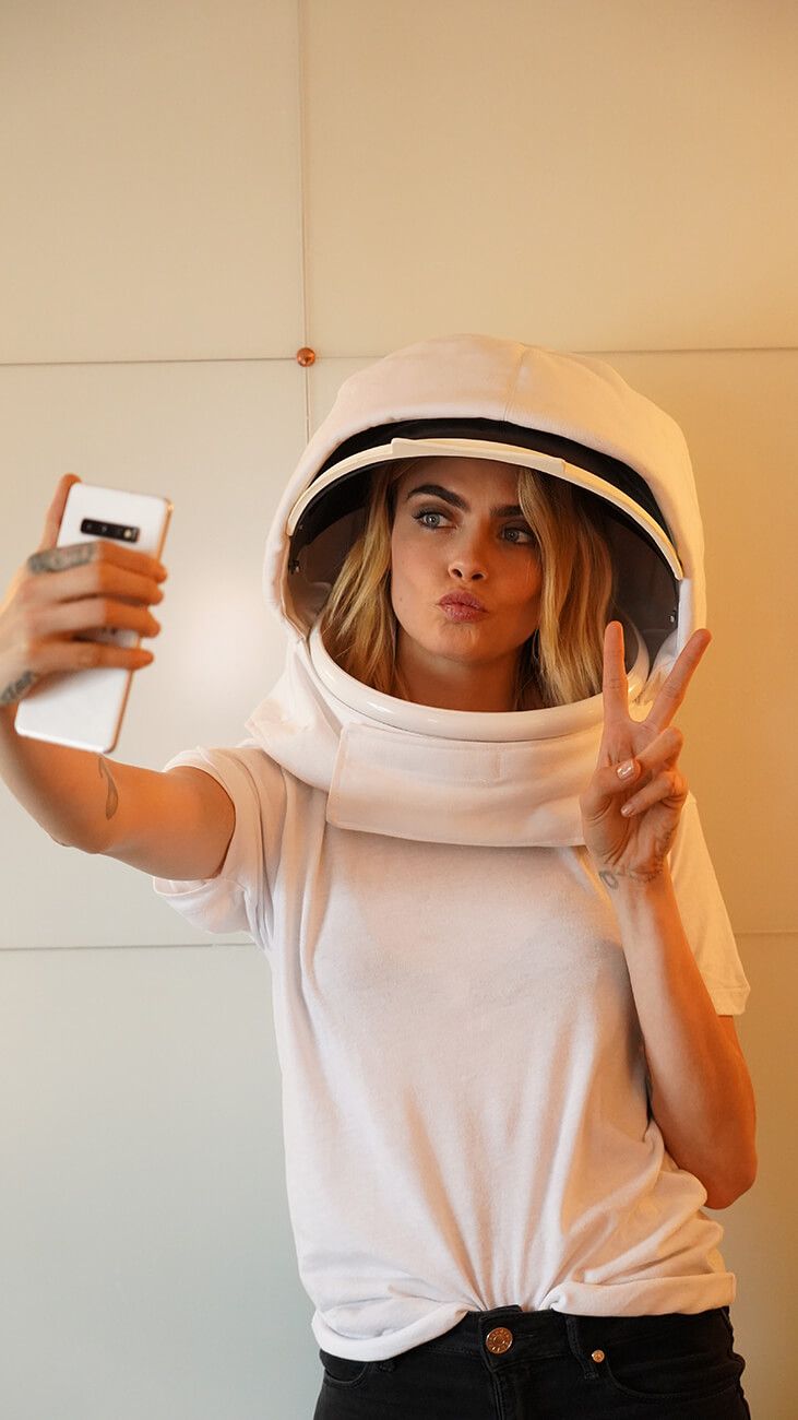 Cara Delevingne és a Samsung elsőként küld szelfit az űrbe - STYLENEWS - Aktuális - cara delevingne, samsung, űrszelfi, 
