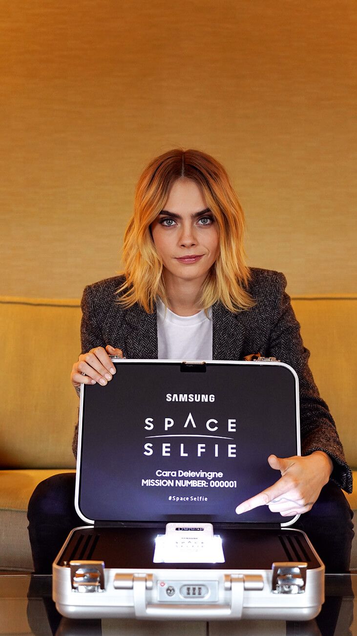 Cara Delevingne és a Samsung elsőként küld szelfit az űrbe - STYLENEWS - Aktuális - cara delevingne, samsung, űrszelfi, 