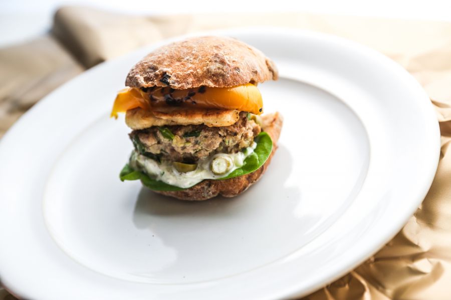 Görög burger, olivás tzatzikivel - STYLELIFE - Gasztronómia - gasztronómia, hamburger, receptek, tzatziki, 