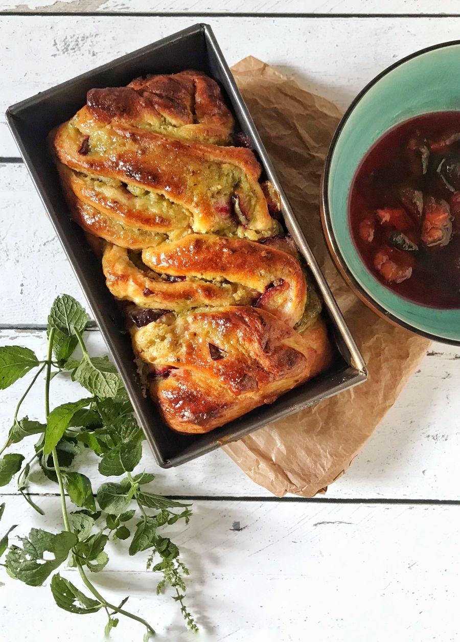 Pisztáciás-szilvás babka (jeruzsálemi kalács) - STYLELIFE - Gasztronómia - babka, gasztronómia, jeruzsálemi kalács, receptek, 